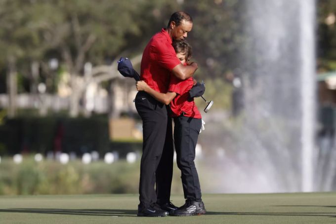 Tiger Woods und sein Sohn Charlie umarmen sich bei der PNC Championship. Tiger Woods