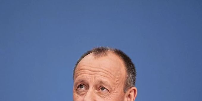 Im Interview äussert sich Merz auch zur aktuellen Corona-Lage: Er rate dazu, die Bevölkerung «nicht in Angst und Schrecken» zu versetzen. Foto: Michael Kappeler/dpa Im Interview äussert sich Merz auch zur aktuellen Corona-Lage: Er rate dazu, die Bevölkerung «nicht in Angst und Schrecken» zu versetzen. Foto: Michael Kappeler/dpa