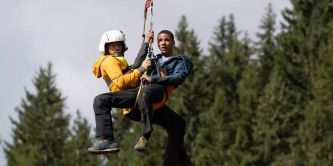 Markus (Sebastian Ströbel, l) ist es gelungen, Ludwig (Chieloka Jairus) zu retten. Foto: Stephanie Kulbach/ZDF/dpa Markus (Sebastian Ströbel, l) ist es gelungen, Ludwig (Chieloka Jairus) zu retten. Foto: Stephanie Kulbach/ZDF/dpa