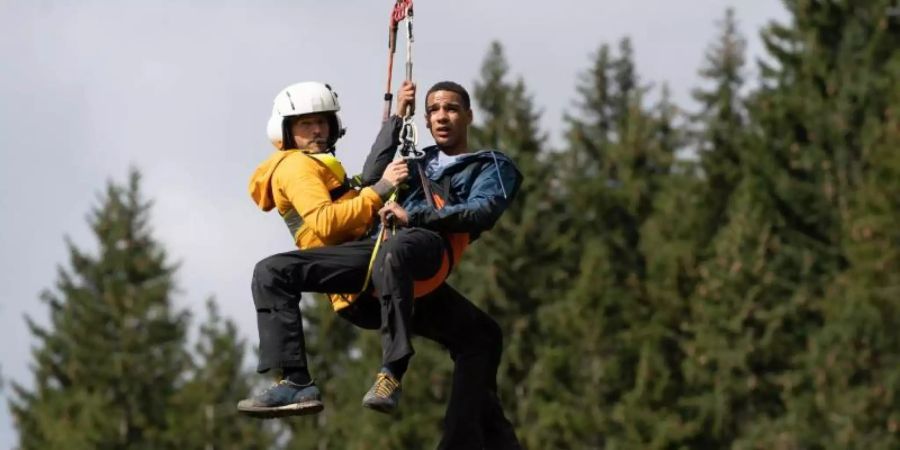 Markus (Sebastian Ströbel, l) ist es gelungen, Ludwig (Chieloka Jairus) zu retten. Foto: Stephanie Kulbach/ZDF/dpa