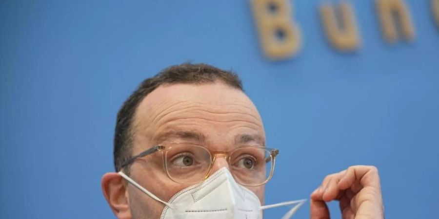 Jens Spahn (CDU), Bundesminister für Gesundheit, nimmt an einer Pressekonferenz zu Grippeimpfung und Corona teil. (Archivbild). Foto: Michael Kappeler/dpa