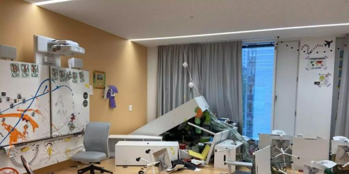 So sah es nach dem Besuch der beiden 14-jährigen in einem der beiden heimgesuchten Schulzimmer aus. So sah es nach dem Besuch der beiden 14-jährigen in einem der beiden heimgesuchten Schulzimmer aus.