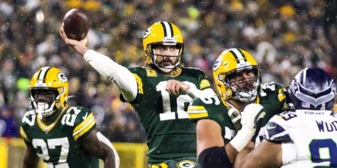 Green Bay Packers Quarterback Aaron Rodgers (M) wirft einen Pass gegen die Seattle Seahawks. Foto: Adam Niemi/The Daily Mining Gazette via AP/dpa Green Bay Packers Quarterback Aaron Rodgers (M) wirft einen Pass gegen die Seattle Seahawks. Foto: Adam Niemi/The Daily Mining Gazette via AP/dpa