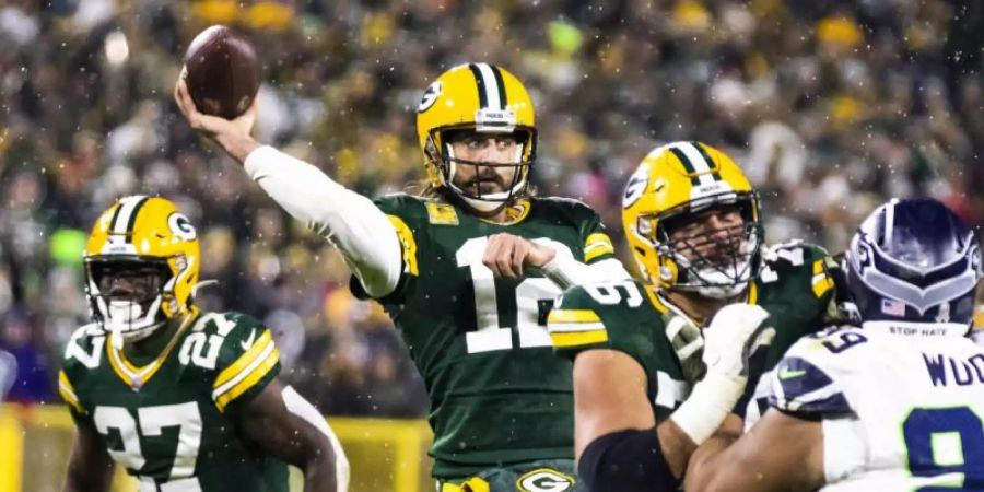 Green Bay Packers Quarterback Aaron Rodgers (M) wirft einen Pass gegen die Seattle Seahawks. Foto: Adam Niemi/The Daily Mining Gazette via AP/dpa