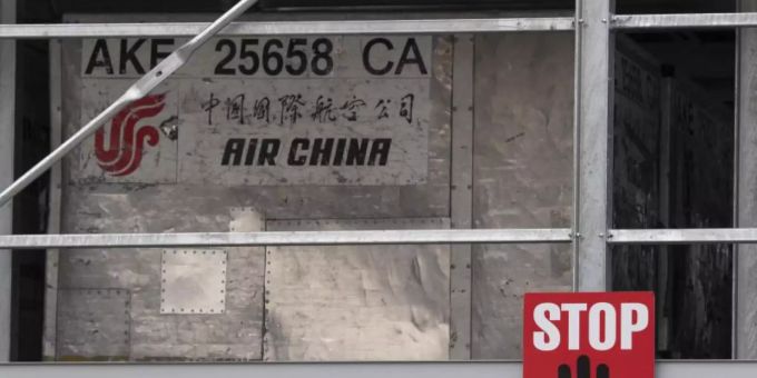 Ein rotes Warnschild mit der Aufschrift «Stop» hängt an einem Lager für leere Frachtcontainer im Cargo-Bereich des Flughafens Frankfurt. (Archivbild). Foto: Boris Roessler/dpa Ein rotes Warnschild mit der Aufschrift «Stop» hängt an einem Lager für leere Frachtcontainer im Cargo-Bereich des Flughafens Frankfurt. (Archivbild). Foto: Boris Roessler/dpa