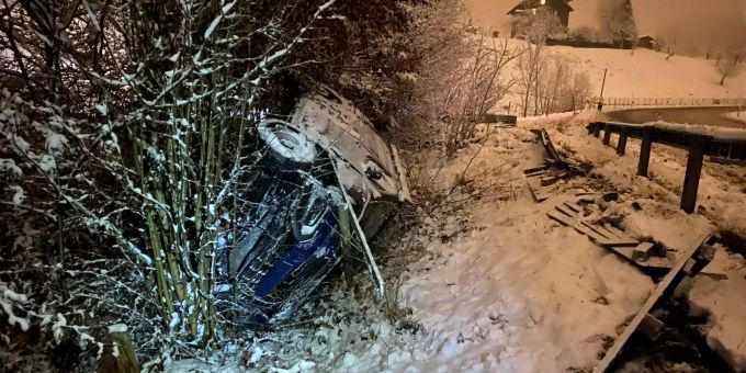 Der Sachschaden beläuft sich insgesamt auf über 20'000 Franken. Unfall