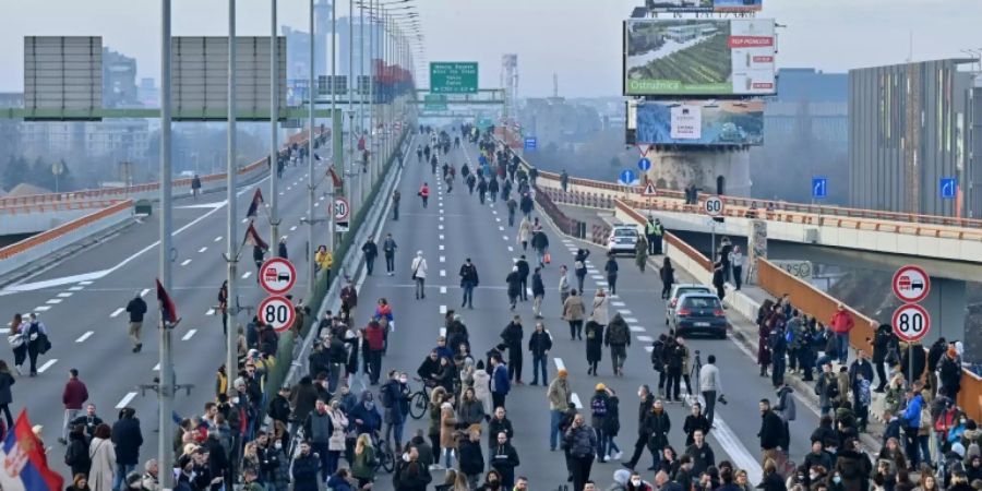 Hunderte Demonstranten blockieren Autobahn in Belgrad