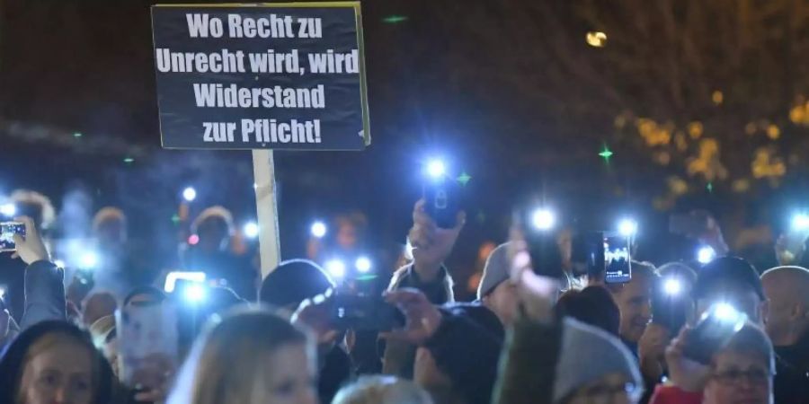 Menschen demonstrieren vor dem Thüringer Landtag gegen die Corona-Massnahmen. Innenministers Georg Maier warnt vor Rechtsextremen bei Protesten wie diesem. Foto: Martin Schutt/dpa-Zentralbild/dpa