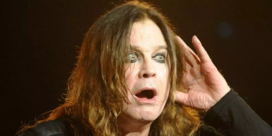 Der britische Schockrocker Ozzy Osbourne wird 73. Foto: Carsten Rehder/dpa