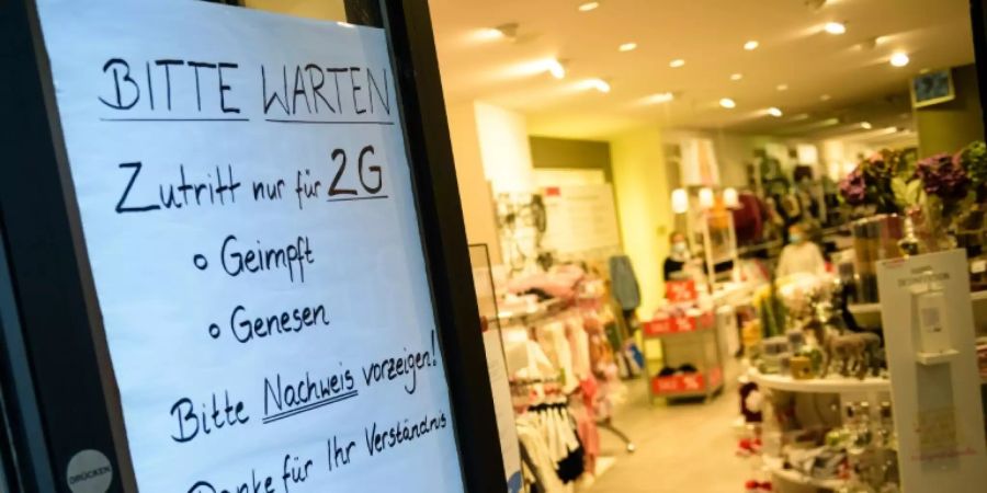 Hinweisschild an Geschäft in Leipzig