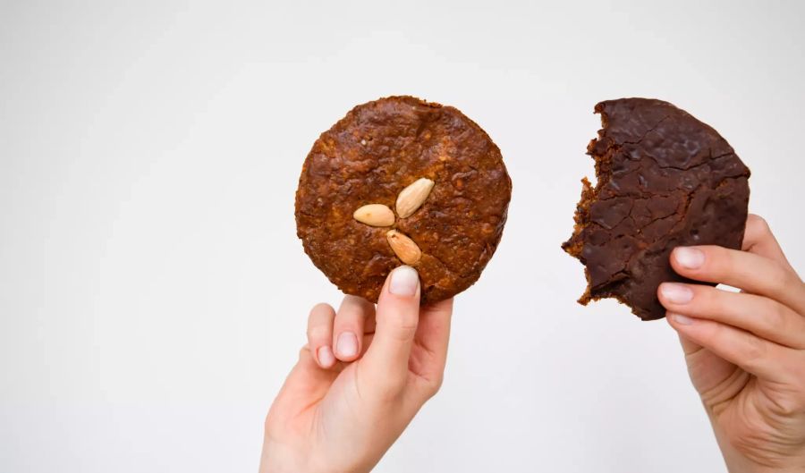 Zwei Nusslebkuchen rund in zwei Händen