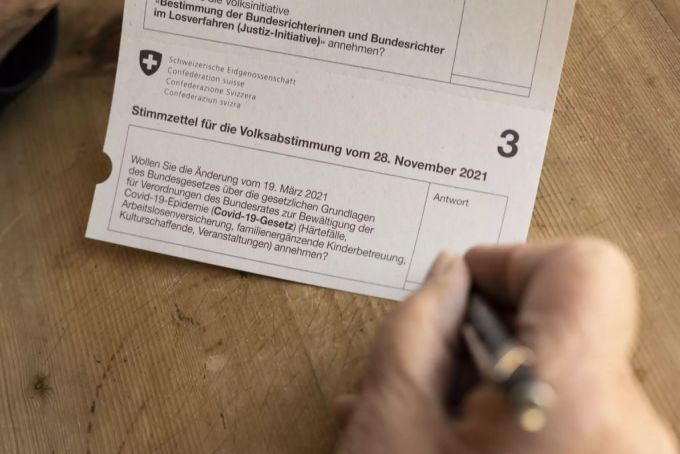 Gegner des Covid-19-Gesetz kritisieren, dass das Covid-Zertifikat bei der Wahlfrage nicht erwähnt wird. Covid-19-Gesetz Abstimmung