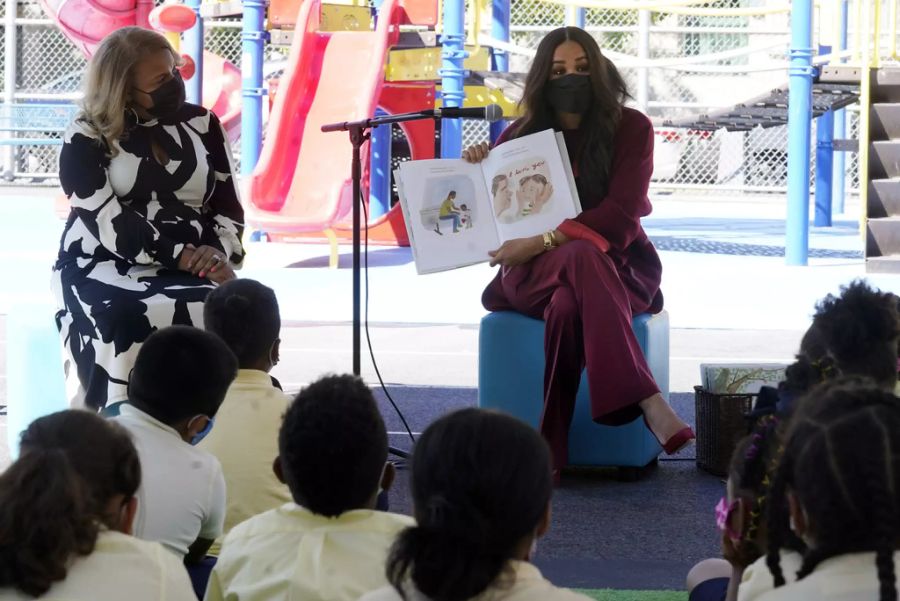 Herzogin Meghan erzählt aus ihrem Kinderbuch in einer New Yorker Schule.