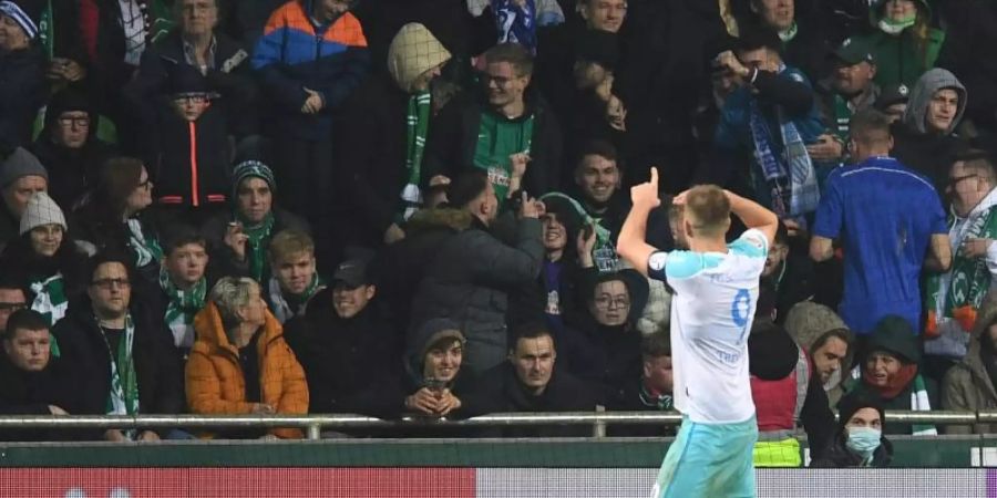 Rekordtorschütze: Schalkes Simon Terodde jubelt über sein Tor zum 1:0 gegen Schalke. Foto: Carmen Jaspersen/dpa