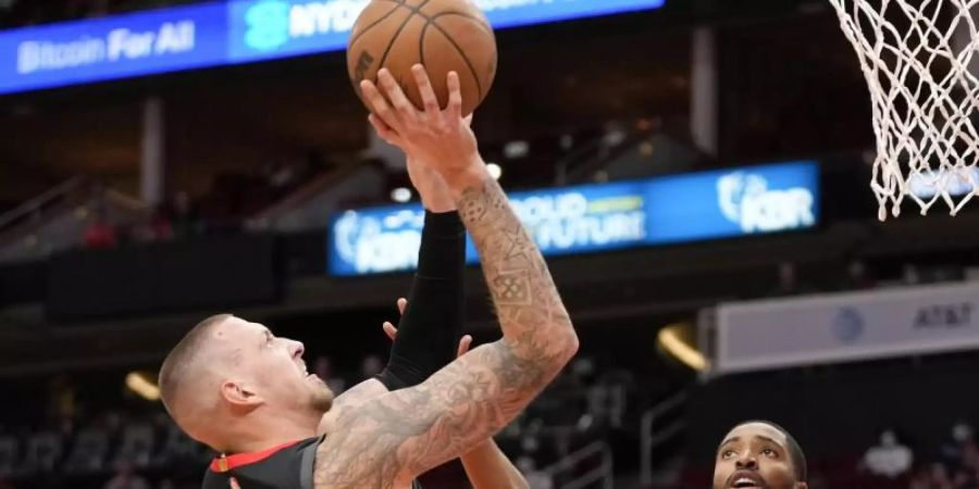 Von den zahlreichen Niederlagen seiner Houston Rockets geplagt: Daniel Theis (l). Foto: Eric Christian Smith/AP/dpa