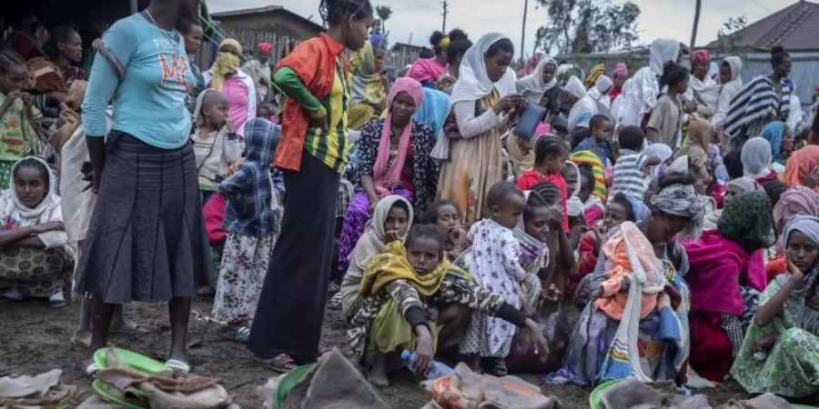 Vertriebene Äthiopier warten auf die Verteilung von Hilfsgütern. Foto: Mulugeta Ayene/AP/dpa