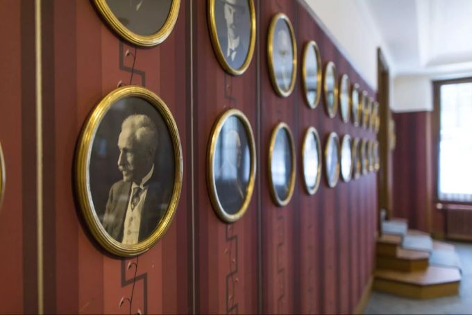Portraits früherer Bundesrichter hängen an einer Wand im Roten Saal des Bundesgerichts in Lausanne. Justizinitiative