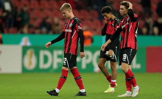 Die Spieler von Bayer Leverkusen ziehen nach dem Pokal-Aus gegen den Karlsruher SC enttäuscht von dannen. Leverkusen