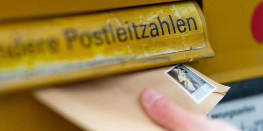 Die Deutsche Post will zum Jahreswechsel die Preise für diverse Sendungsarten erhöhen. Foto: Monika Skolimowska/zb/dpa/Illustration