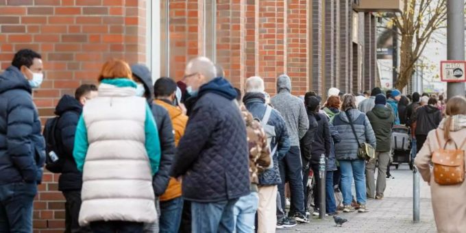 Eine lange Schlange von Impfwilligen wartet vor einem Impfzentrum in Hamburg. Foto: Markus Scholz/dpa Eine lange Schlange von Impfwilligen wartet vor einem Impfzentrum in Hamburg. Foto: Markus Scholz/dpa