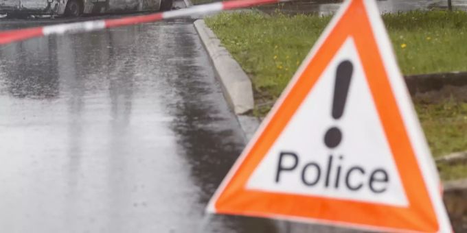 Am Donnerstag wurden in Wünnewil FR Geldkisten aus einem Transportfahrzeug entwendet, das vor einer Bank abgestellt war. (Symbolbild) Polizei Geldtransporter
