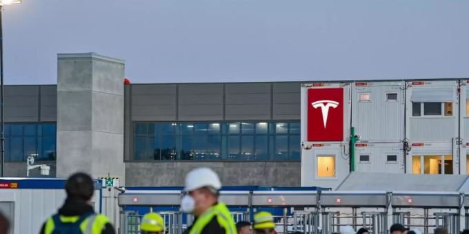 Arbeiter warten am frühen Morgen an einem Eingang zur Baustelle für die Tesla-Autofabrik. Foto: Patrick Pleul/dpa-Zentralbild/dpa Arbeiter warten am frühen Morgen an einem Eingang zur Baustelle für die Tesla-Autofabrik. Foto: Patrick Pleul/dpa-Zentralbild/dpa