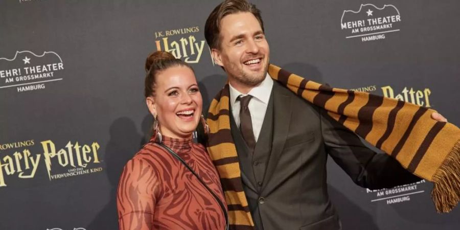 Sänger Alexander Klaws seine Frau Nadja bei der Premiere in Hamburg. Foto: Georg Wendt/dpa