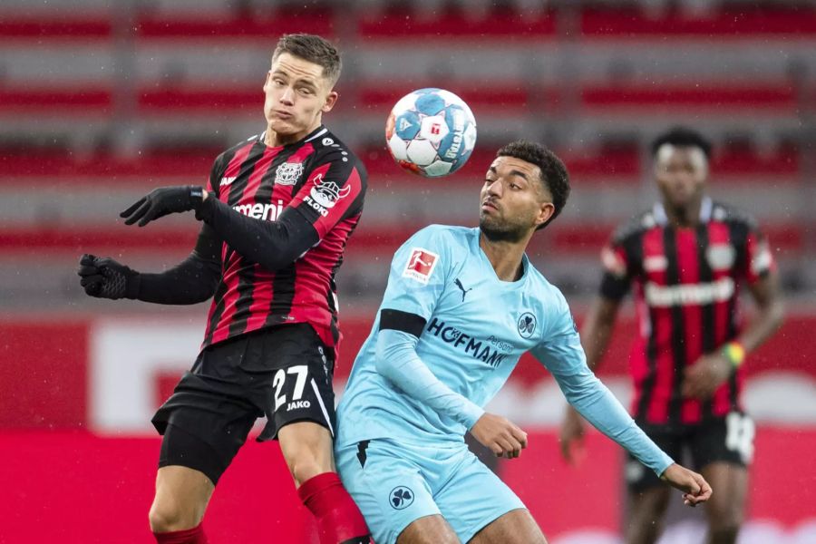 Leverkusen-Youngster Florian Wirtz (l.) im Duell mit Greuther Fürths Timothy Tillman (r.).