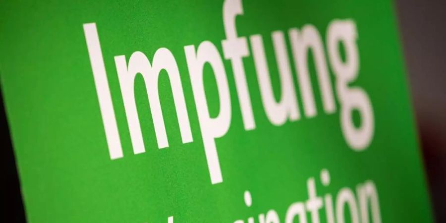 Die Stiko empfiehlt eine Booster-Impfung gegen Covid-19 nicht nur Immungeschwächten. Auch wer mit Johnson & Johnson geimpft wurde oder im Gesundheits- bzw. Pflegebereich arbeitet, sollte einen weiteren Piks erhalten. Foto: Moritz Frankenberg/dpa