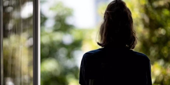 Eine Frau steht in ihrer Wohnung an einem Fenster. (Archivbild). Foto: Fabian Sommer/dpa Eine Frau steht in ihrer Wohnung an einem Fenster. (Archivbild). Foto: Fabian Sommer/dpa