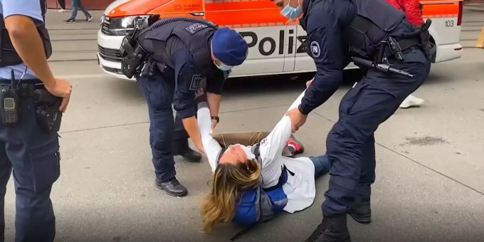 Strassenblockade - Zürcher Polizei verhaftet vier Klima-Aktivistinnen