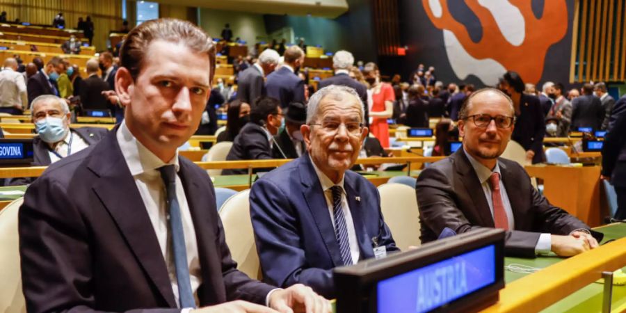 HANDOUT - Sebastian Kurz (ÖVP,l-r), Bundeskanzler von Österreich, Alexander Van der Bellen, Bundespräsident von Österreich, und Alexander Schallenberg (ÖVP), Aussenminister von Österreich, im Hauptquartier der Vereinten Nationen in New York. Foto: Arno Melicharek/BKA/dpa - ACHTUNG: Nur zur redaktionellen Verwendung im Zusammenhang mit der aktuellen Berichterstattung und nur mit vollständiger Nennung des vorstehenden Credits