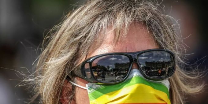Demonstrantin bei Fridays for Future mit Maske Demonstrantin bei Fridays for Future mit Maske