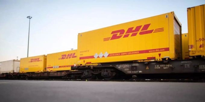 DHL-Container stehen im Güterterminal in Langerfeld auf Waggons. Foto: Jonas Güttler/dpa DHL-Container stehen im Güterterminal in Langerfeld auf Waggons. Foto: Jonas Güttler/dpa