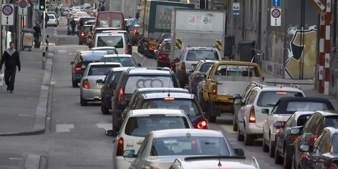 Stau in der Zürcher Weststrasse: Mit Mobility Pricing liessen sich Verkehrsspitzen glätten. (Archivbild) Stau in der Zürcher Weststrasse: Mit Mobility Pricing liessen sich Verkehrsspitzen glätten. (Archivbild)