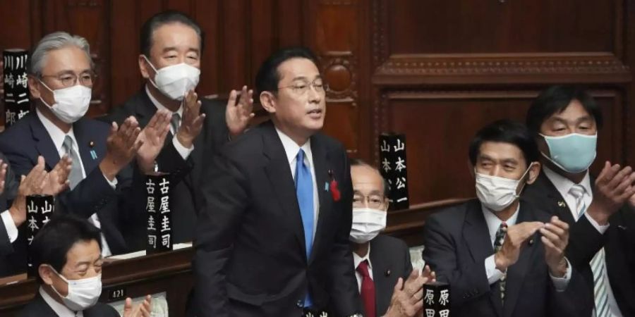 Fumio Kishida (M) nach seiner Wahl im Unterhaus. Foto: Eugene Hoshiko/AP/dpa