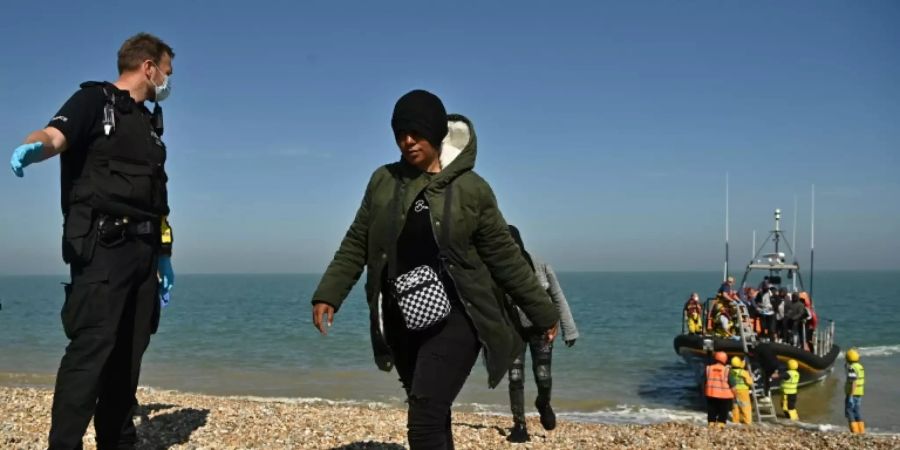 Flüchtlinge und Grenzschützer in England
