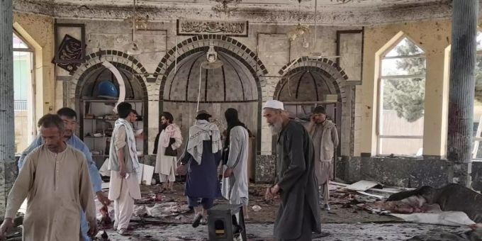 Menschen betrachten die Schäden in einer Moschee nach einem Bombenanschlag. In der Provinz Kundus im Norden Afghanistans sind bei einer Explosion in einer Moschee mehrere Menschen ums Leben gekommen. Foto: Abdullah Sahil/AP/dpa Afghanistan