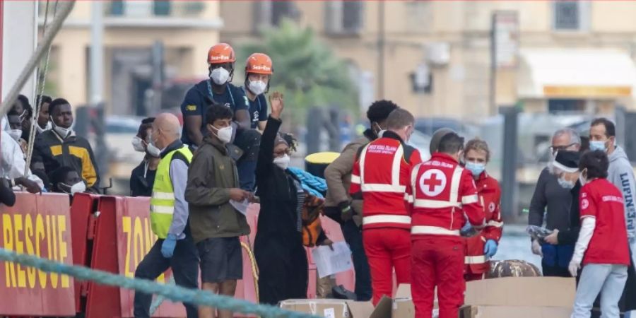 Rote-Kreuz-Mitarbeiter und Flüchtlinge in Trapani