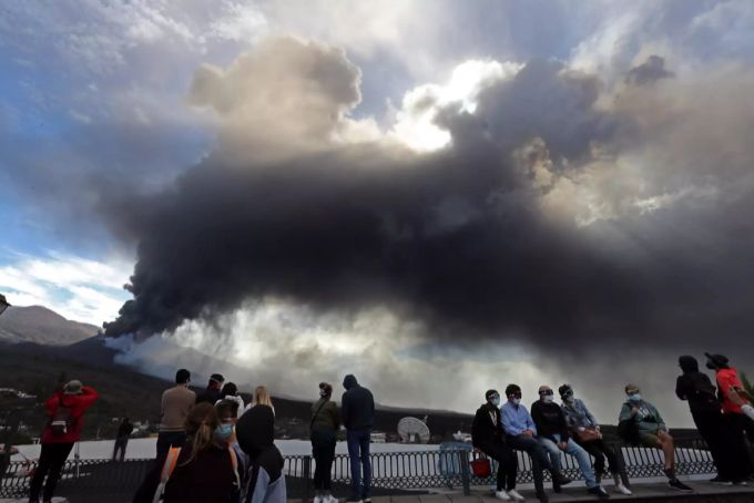 Schaulustige betrachten den Vulkan auf La Palma Anfang November. Vulkan