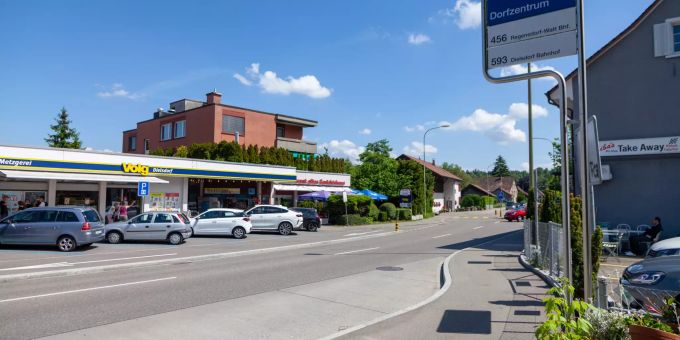 Busstation im Dorfzentrum in Dielsdorf. Busstation im Dorfzentrum in Dielsdorf.