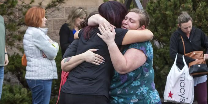 Menschen, die aus dem Einkaufszentrum Boise Towne Square evakuiert wurden, warten auf Nachrichten, nachdem zwei Menschen in einem Einkaufszentrum im US-Bundesstaat Idaho erschossen wurden. Mindestens vier weitere Menschen seien bei dem Vorfall in der Stadt Boise verletzt worden, darunter ein Polizist, hiess es in einer Pressekonferenz der Polizei. Foto: Darin Oswald/Idaho Statesman/AP/dpa Menschen, die aus dem Einkaufszentrum Boise Towne Square evakuiert wurden, warten auf Nachrichten, nachdem zwei Menschen in einem Einkaufszentrum im US-Bundesstaat Idaho erschossen wurden. Mindestens vier weitere Menschen seien bei dem Vorfall in der Stadt Boise verletzt worden, darunter ein Polizist, hiess es in einer Pressekonferenz der Polizei. Foto: Darin Oswald/Idaho Statesman/AP/dpa
