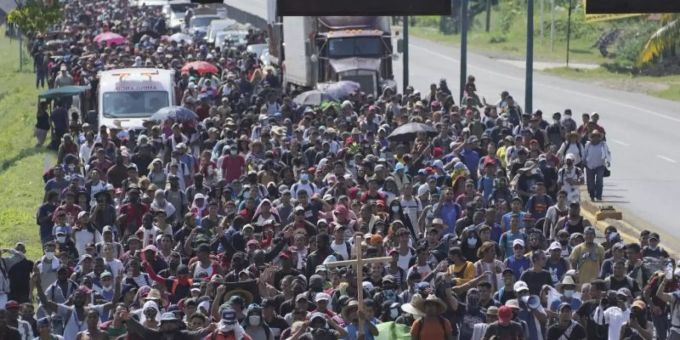 Eine Karawane von Migranten zieht auf einer Küstenstrasse in Mexiko in Richtung Norden. Foto: Marco Ugarte/AP/dpa Eine Karawane von Migranten zieht auf einer Küstenstrasse in Mexiko in Richtung Norden. Foto: Marco Ugarte/AP/dpa