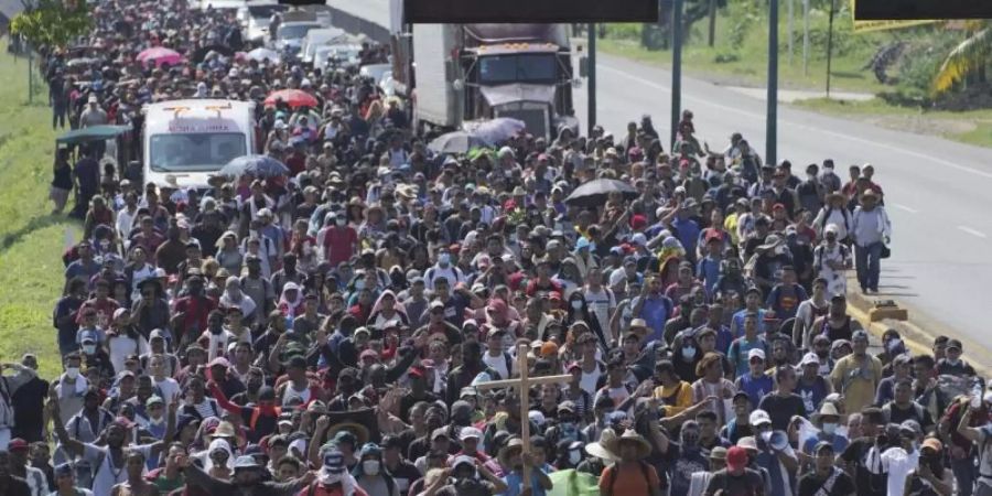 Eine Karawane von Migranten zieht auf einer Küstenstrasse in Mexiko in Richtung Norden. Foto: Marco Ugarte/AP/dpa