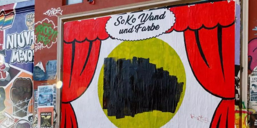 Das übermalte Plakat am Gebäude der Roten Flora im Hamburger Schanzenviertel. Foto: Markus Scholz/dpa