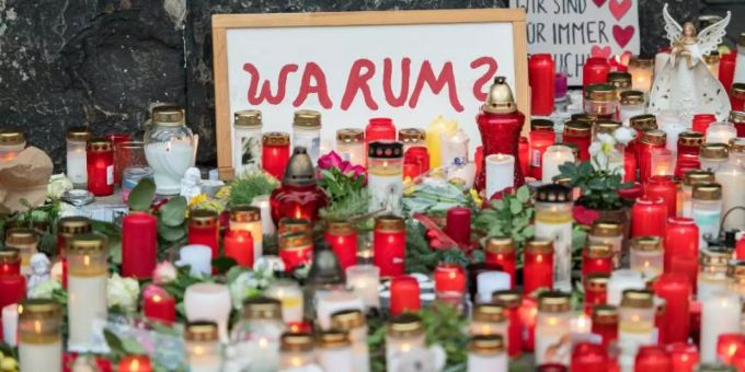 Vor der Porta Nigra haben Menschen im Dezember 2020 zum Gedenken an die Opfer der Amokfahrt Kerzen aufgestellt. Foto: Oliver Dietze/dpa Vor der Porta Nigra haben Menschen im Dezember 2020 zum Gedenken an die Opfer der Amokfahrt Kerzen aufgestellt. Foto: Oliver Dietze/dpa