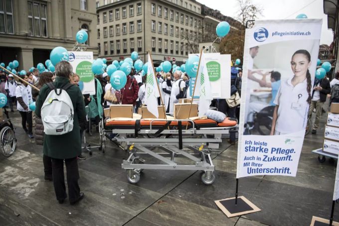 Die Initianten reichten am 7. November 2017 die 120'000 Unterschriften für die Pflegeinitiative ein. Pflegeinitiative
