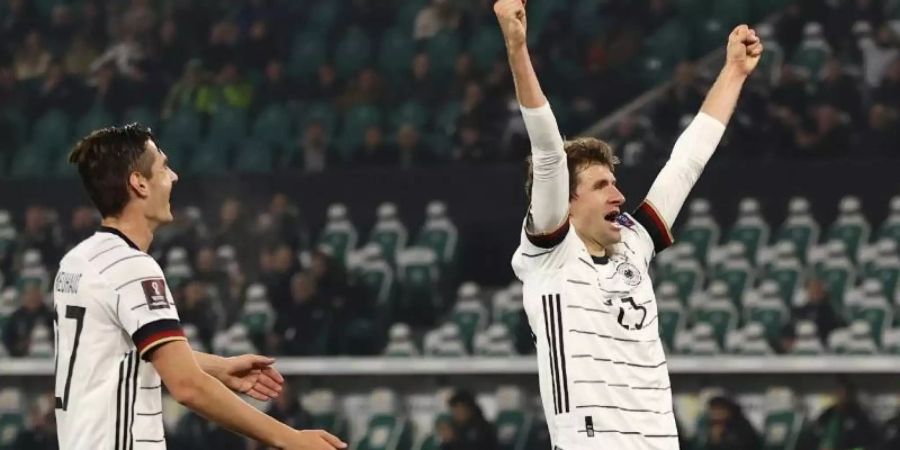 Thomas Müller (M) bejubelt sein Tor mit Florian Neuhaus (l) und Lukas Nmecha. Foto: Christian Charisius/dpa