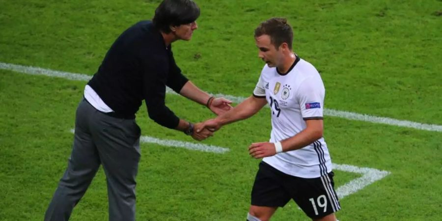 WM-Siegtorschütze Mario Götze (r) hat Ex-Bundestrainer Joachim Löw für die gemeinsame Zeit bei der Nationalmannschaft gedankt. Foto: Srdjan Suki/EPA/dpa