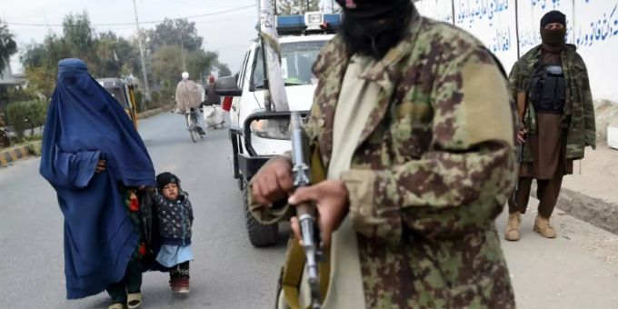 Taliban-Kämpfer auf Strasse in Afghanistan Taliban-Kämpfer auf Strasse in Afghanistan